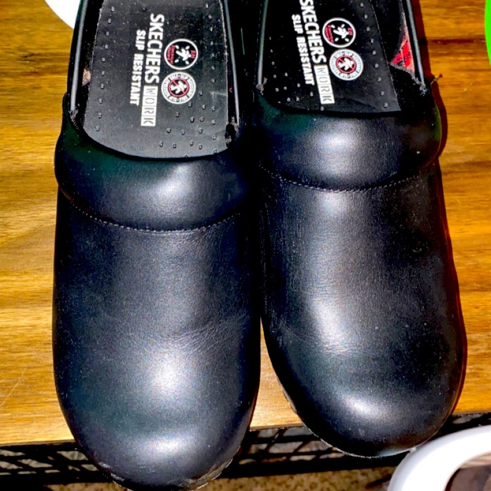 Sketchers women’s slip resistant work clogs